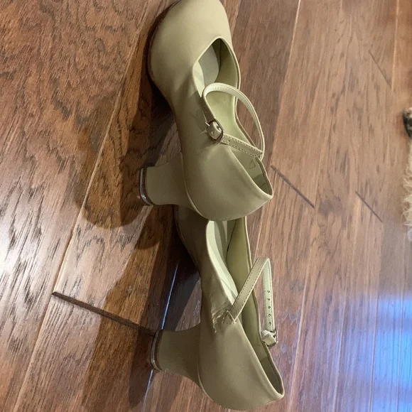 So Danca 3” character shoes with taps. Size W 10 1/2 L. - Picture 6 of 8